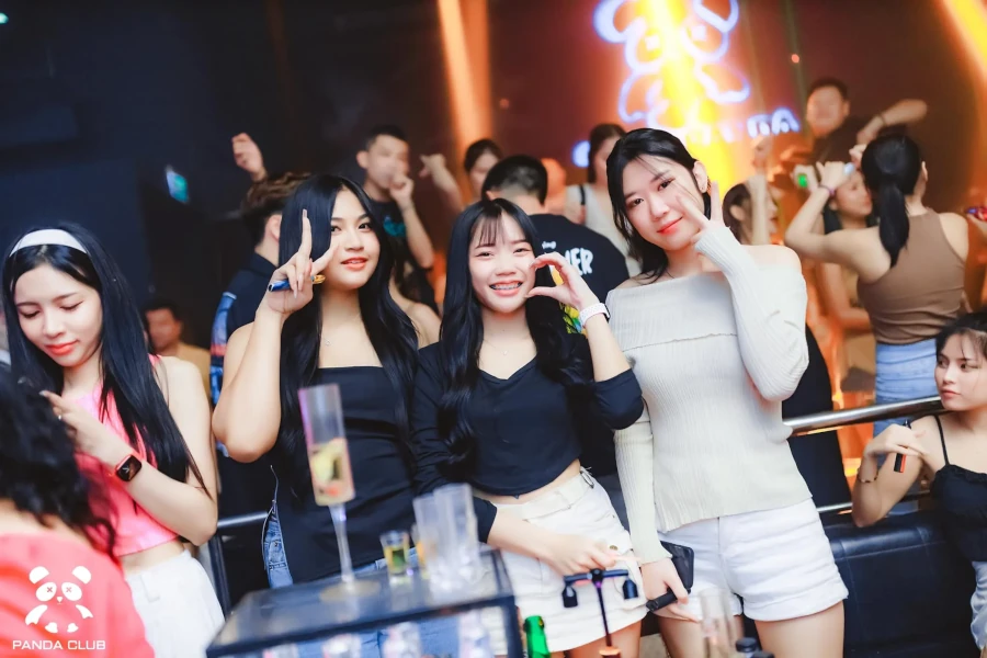 Girls posing and drinking glasses at Panda Club Pattaya.