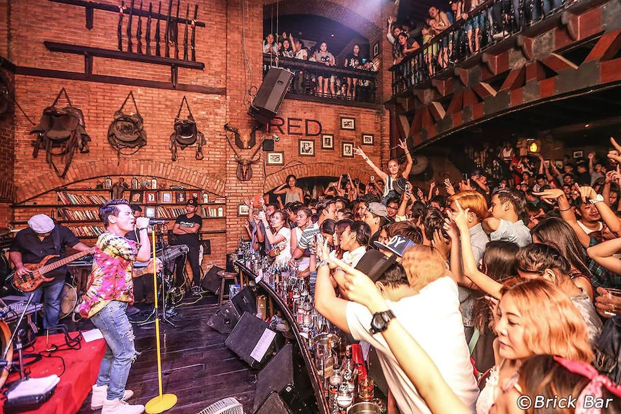 live band playing in front a huge crowd at brick bar at Khaosan road in Bangkok