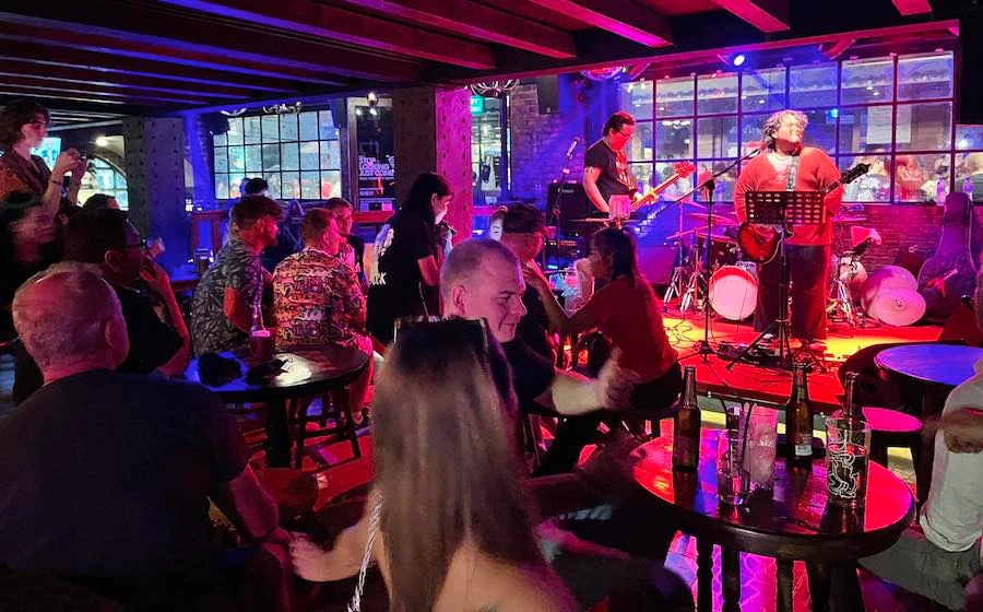live band playing at penny black club in Soi cowboy