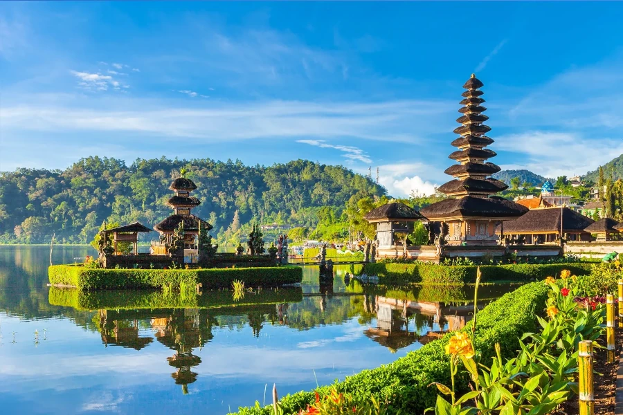 Photo of a magnificent view of a temple and mountain in Bali