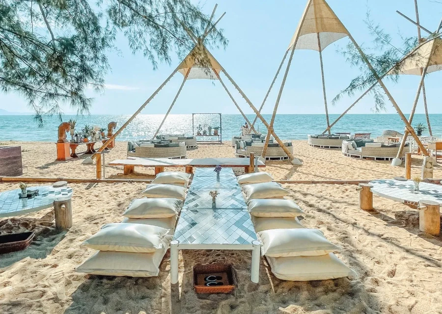 Magnificient view of the beach at Cave Beach Club Pattaya.
