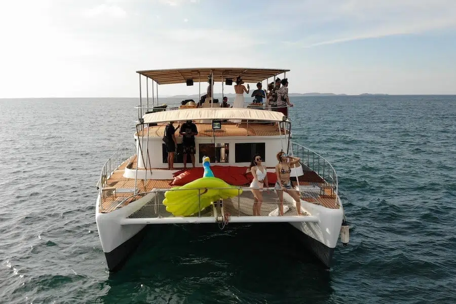 yacht party in pattaya with beautiful girls