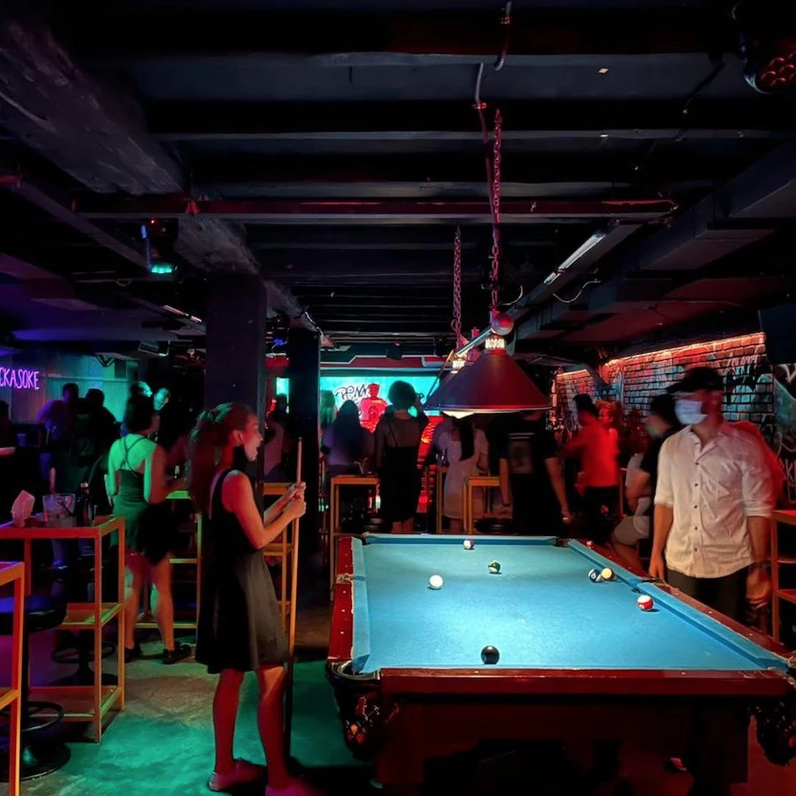 pool table at penny black nightclub in Soi Cowboy