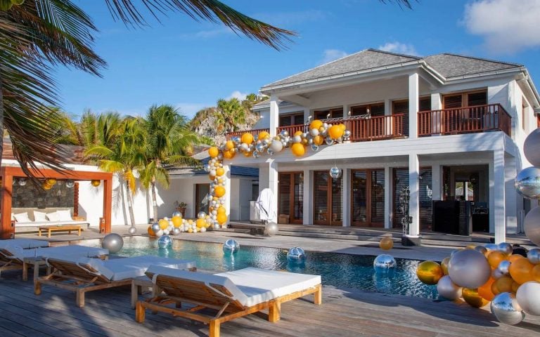 pool villa in Pattaya decorated with balloons