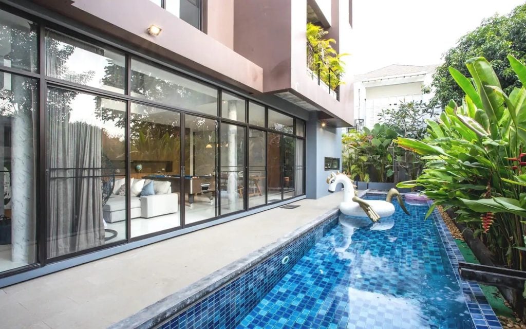 pool villa in Thonglor Bangkok with floatable unicorn in the pool