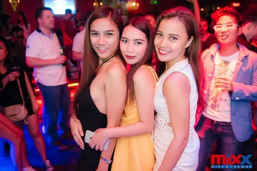 Hot Thai girls at Mixx Discotheque in Bangkok