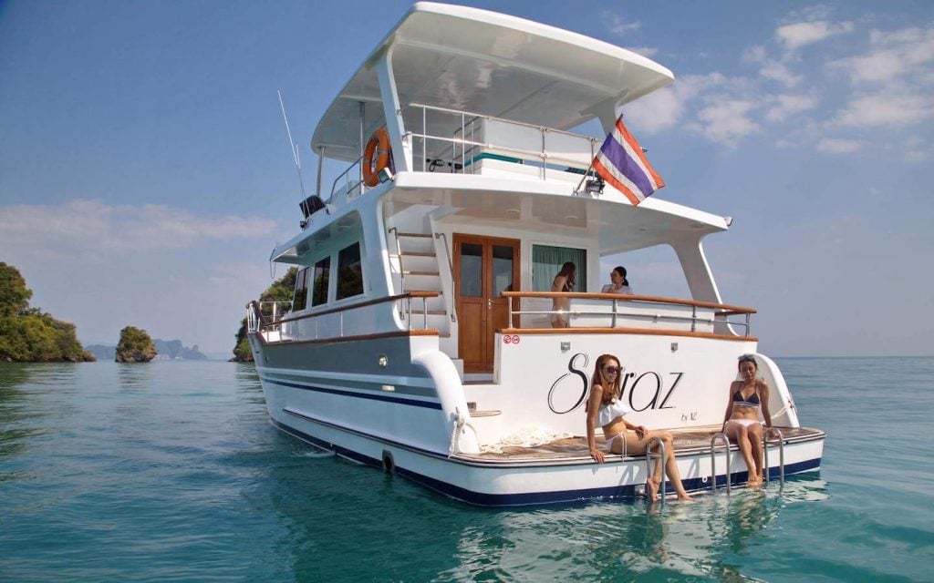 Thai girls at the bak of the yacht Shiraz in Pattaya